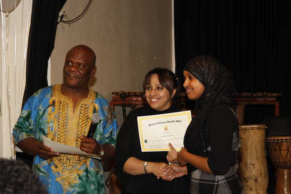 Yasmin Fouad receives her award