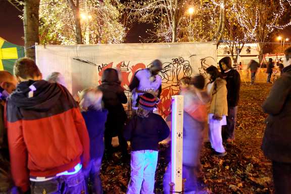 Artist Shaun Tummings giving a tutorial to a crowd of children