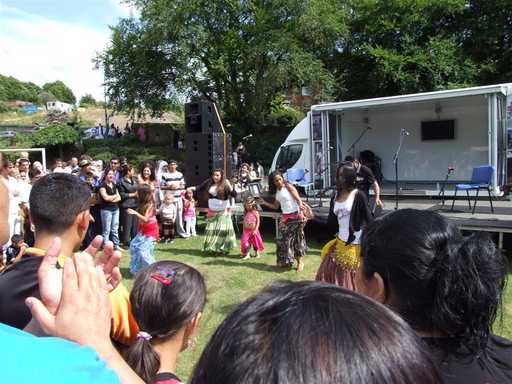 Crowd clap for the Roma dancers
