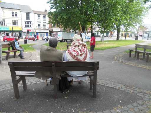 Live Art Painting: Attention To Female Presence